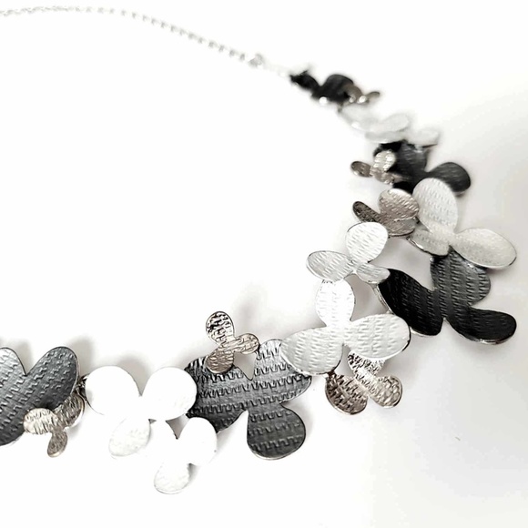 SPOUTNIK Silver Chain Link Multi-grey Textured Floral Shapes Necklace - Picture 9 of 11